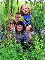 Kinder im Weidenzelt