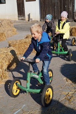 Im Trettreckerparcours können Kinder mit vielen Tretfahrzeugen ihre Runden drehen