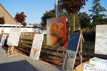 Malerin Ellen Regel zeigt auf ihren Bildern großformatige Tiere vom Bauernhof