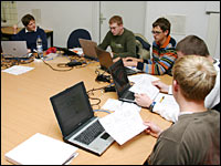 Gruppenarbeit mit Laptops