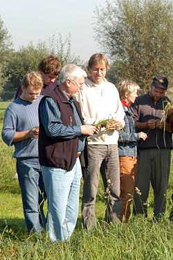 Studierende der Fachschule auf dem Feld