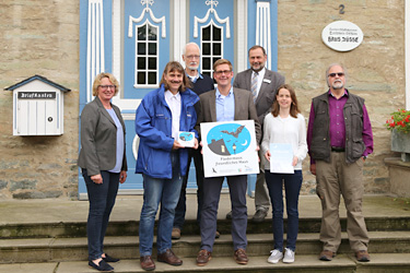 NABU verleiht Haus Düsse die erste Plakette "Fledermausfreundliches Haus" im Kreis Soest