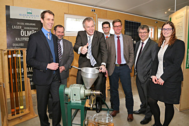 Minister Remmel besucht die Energielehrschau auf Haus Düsse