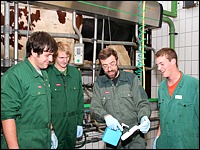 praktische Ausbildung im Melkstand