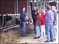 Seminargruppe bei der Stallbesichtigung