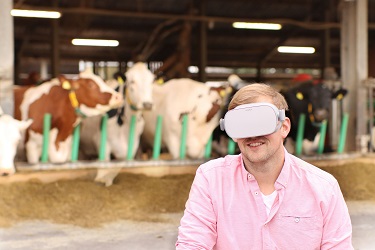3D-Brille-vor-Stall_x375y250