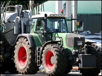 Schlepper vor Biogasanlage