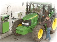 Schlepper an der Tankstelle