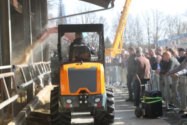 Bei den bekannten Vorführungen wurde dieses ja die E-Mobilität in den Vordergrund gestellt. E-Lader zeigten Vorzüge in Größe und Lautstärke beim Einstreuen. Die Vorführungen sind und bleiben fester Bestandteil d. MVT