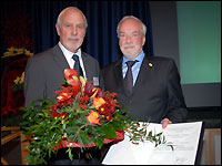 Detlev Schewe mit Goldener Kammerplakette geehrt