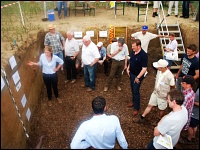 Bodenprofilgrube auf dem Feldtag 2013