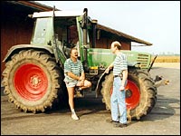 Berater und Landwirt am Schlepper