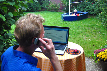 Mit dem Notebook im Garten