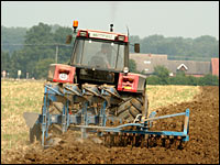 Feld pflügen und grubbern