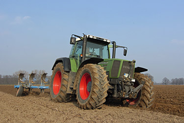 Fendt mit Pflug