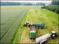 Umpumpen von Gülle am Feldrand