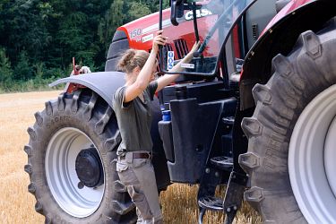 Landwirtin steigt in Schlepper