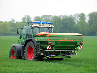 Fendt mit Mineraldüngerstreuer und Yara N-Sensor