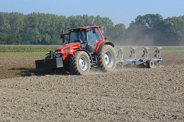 Pflügen mit einem Same-Schlepper