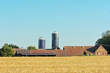 Hof mit Futtersilos