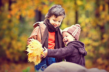 Kinder im Herbstlaub