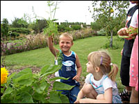 Kinder im Garten