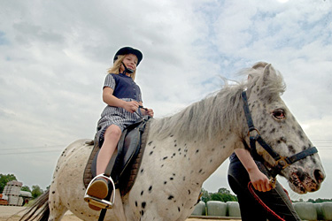 Kind auf einem Pferd
