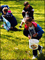 Kinder beim Ostereiersuchen