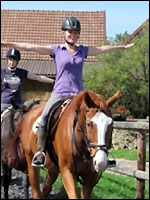 Freihändig reiten auf einem Reiterhof