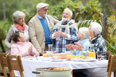 Senioren treffen sich zum Grillen
