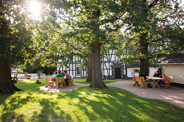 Sitzgruppe auf einem Urlaubshof