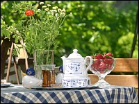 Tisch mit Tee und Erdbeeren