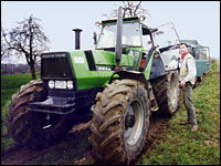 Landwirt am Schlepper auf dem Acker