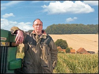 Landwirt vor einem Hof im Münsterland