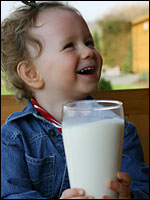 Kind mit Milchglas