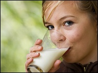 Mädchen trinkt Milch