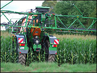 Pflanzenschutzspritze im Mais