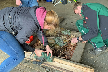 Borkener Fachschüler bauen ein Insektenhotel