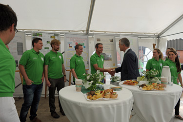 Minister Johannes Remmel informiert sich am Stand der Riswicker Ökoschüler