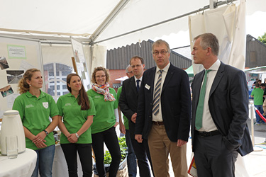 Minister Johannes Remmel informiert sich am Stand der Riswicker Ökoschüler