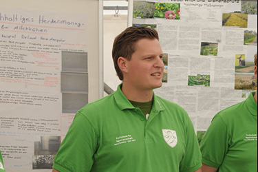 Minister Johannes Remmel informiert sich am Stand der Riswicker Ökoschüler