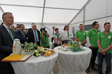 Minister Johannes Remmel informiert sich am Stand der Riswicker Ökoschüler