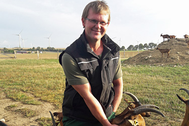 Sichtbares Vertrauen zwischen dem Landwirt und seinen Tieren