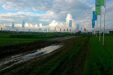 Nach der Trockenheit erschwert viel zu viel Regen den Aufbau und es sieht nach noch mehr Regen aus.