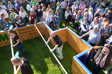 Menschenkicker auf dem Betriebsfest