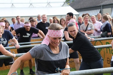 Menschenkicker auf dem Betriebsfest