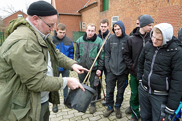 Wolbecker Schüler beim Obstbaumschnittkurs