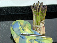 Grüner Spargel im Bund