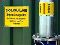 Warnhinweis an einer Biogasanlage