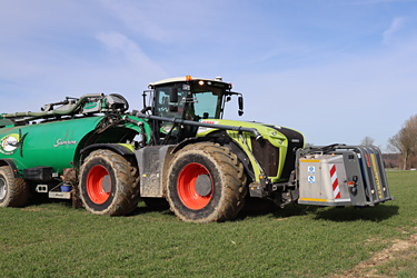 Claas Xerion vor einem Güllefass